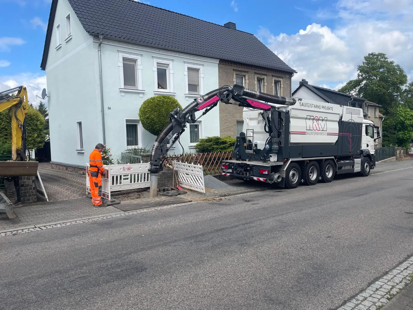 Saugschlauch eines Saugbaggers im Einsatz