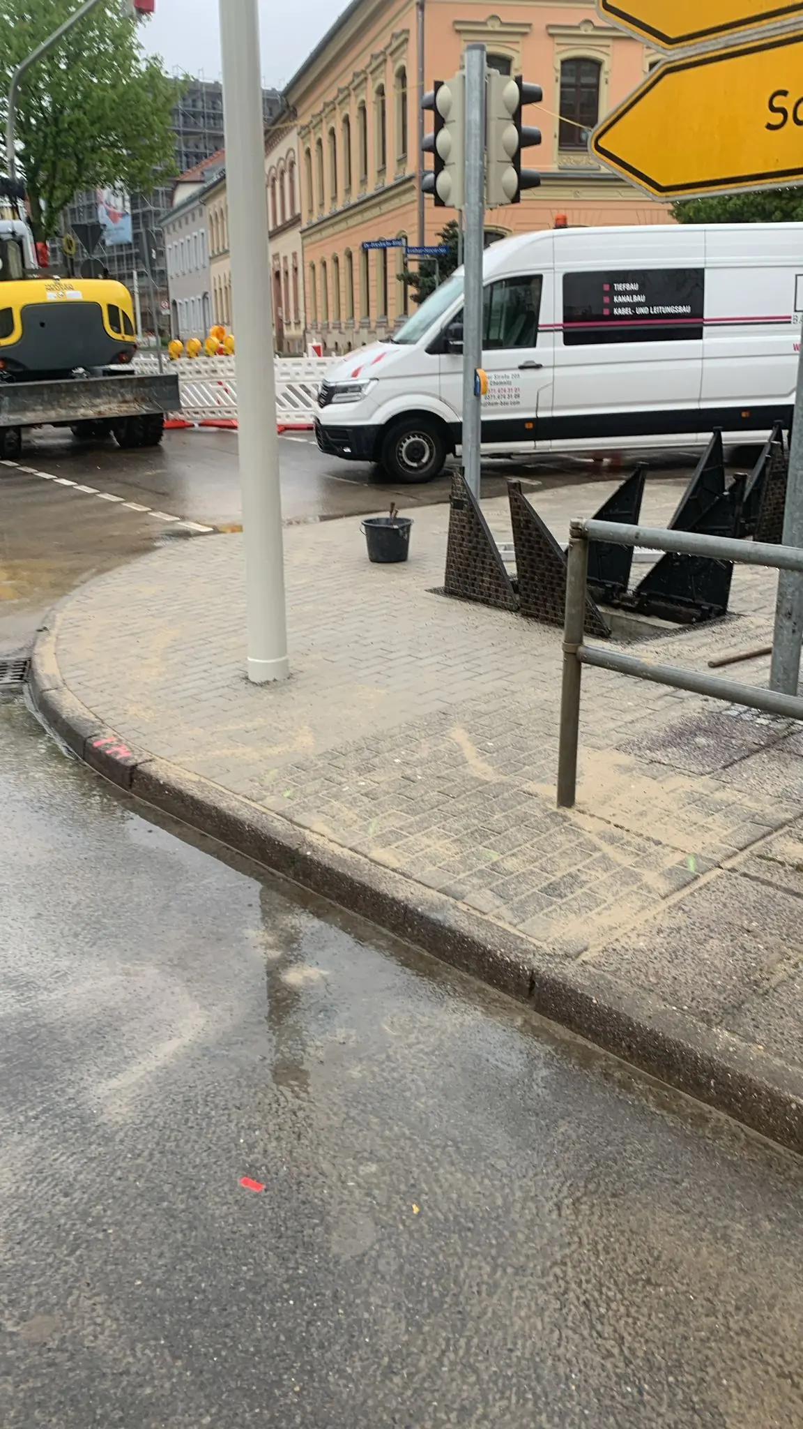 Firmenfahrzeug und Baumaschine von H & M Bau bei Straßenarbeiten