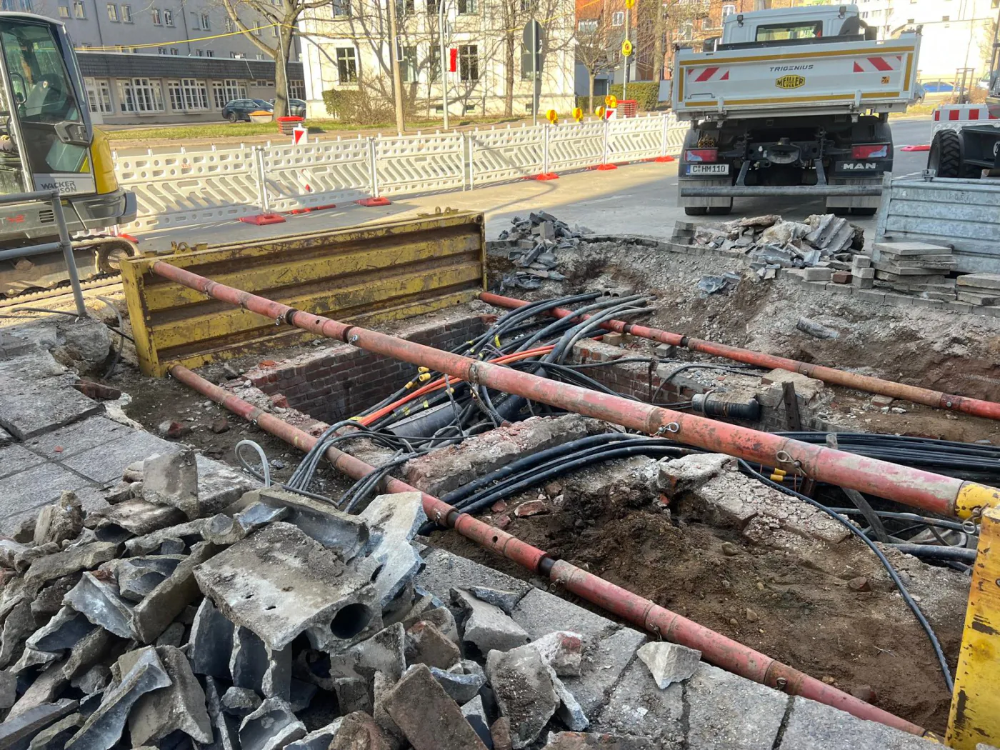 Freigelegte Kabel- und Leitungswege auf einer innerstädtischen Tiefbaustelle