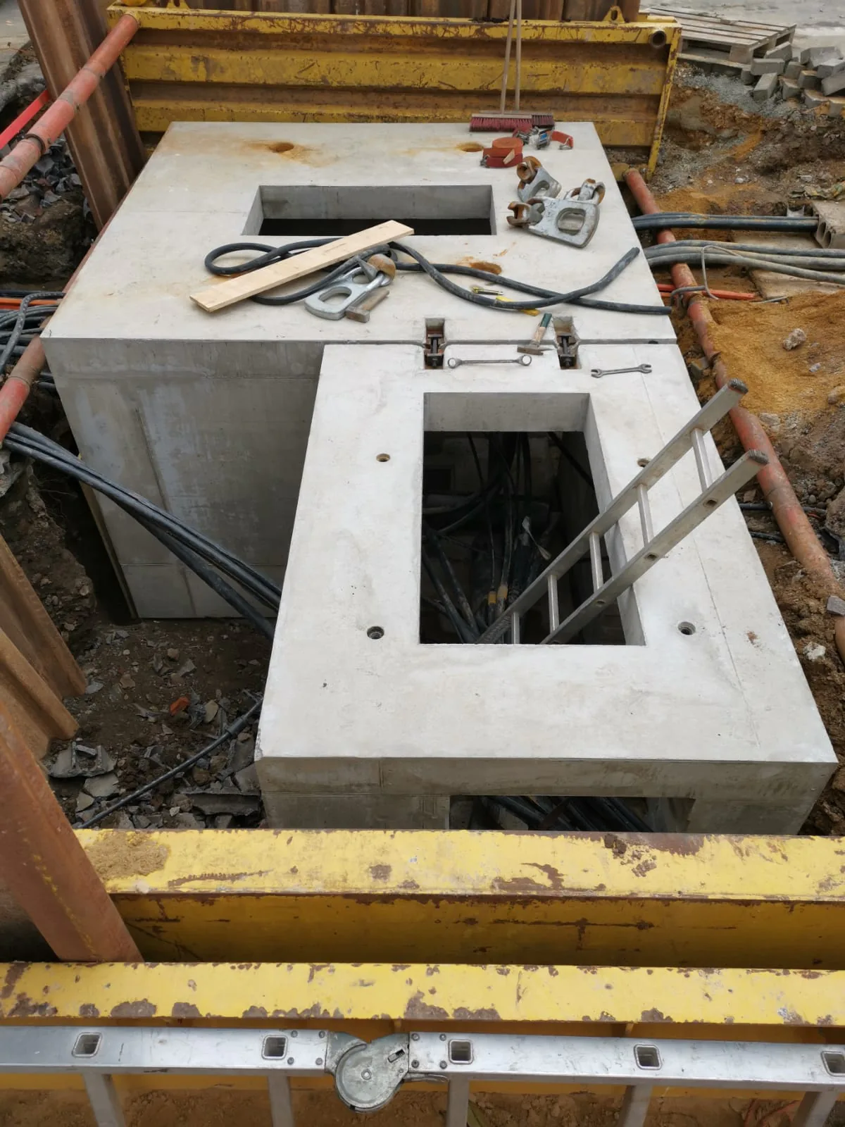 Schachtanlage und Versorgungsleitungen auf einer Tiefbaustelle