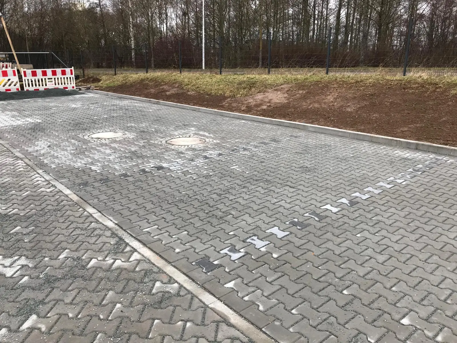 Neu hergestellte Pflasterfläche mit sauber ausgeführten Anschlüssen